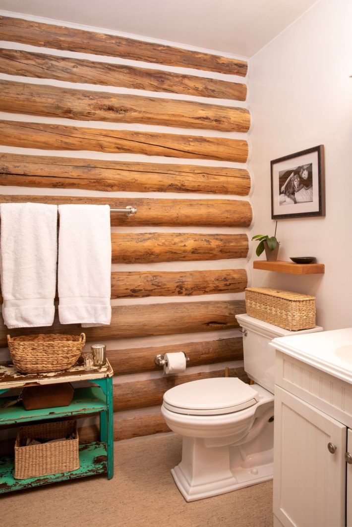 chic mountain log home decor bathroom